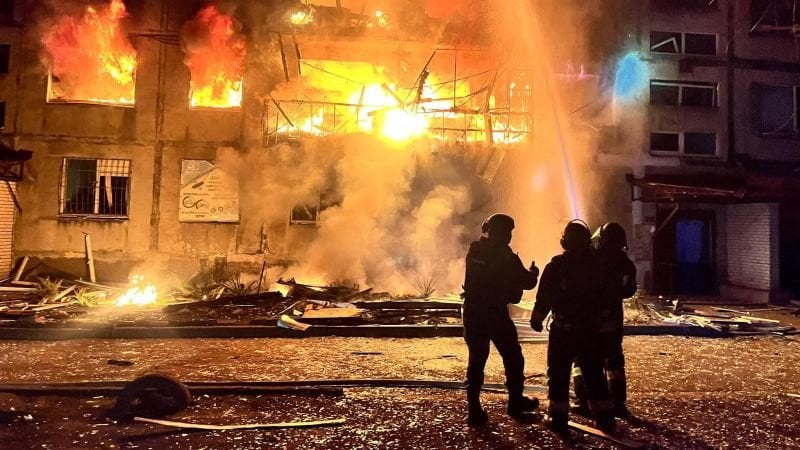 ポーランドの首相が「野bar人」を和らげることに対して警告しているので、ウクライナに対するロシアのストライキは少なくとも23を殺します