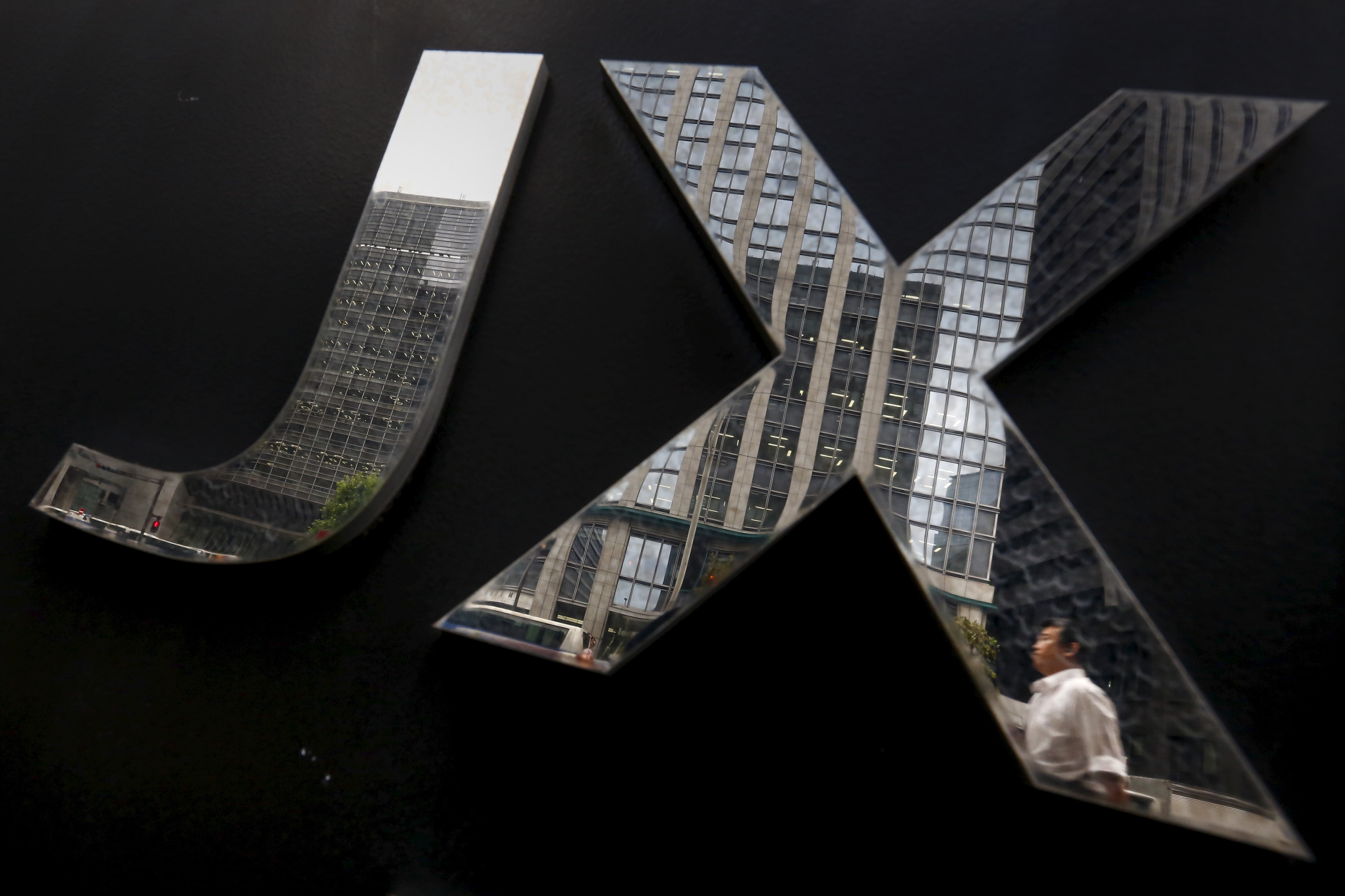 ＪＸ金属の初値は843円、公開価格を2.8％上回る　今年度最大のＩＰＯ