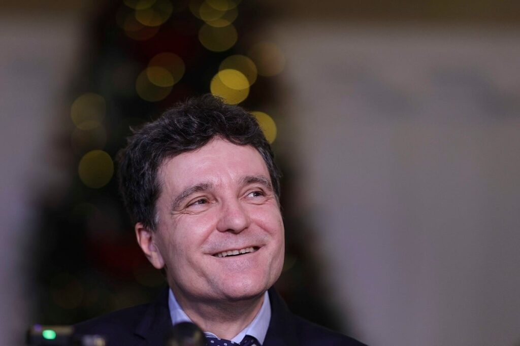 大統領選挙でのnicușorダンの立候補は、BEC（情報源）によって検証されました