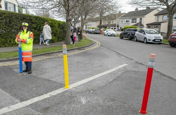 新しいダブリンのイニシアチブで子供を運転することから4つの学校の門に禁止された両親