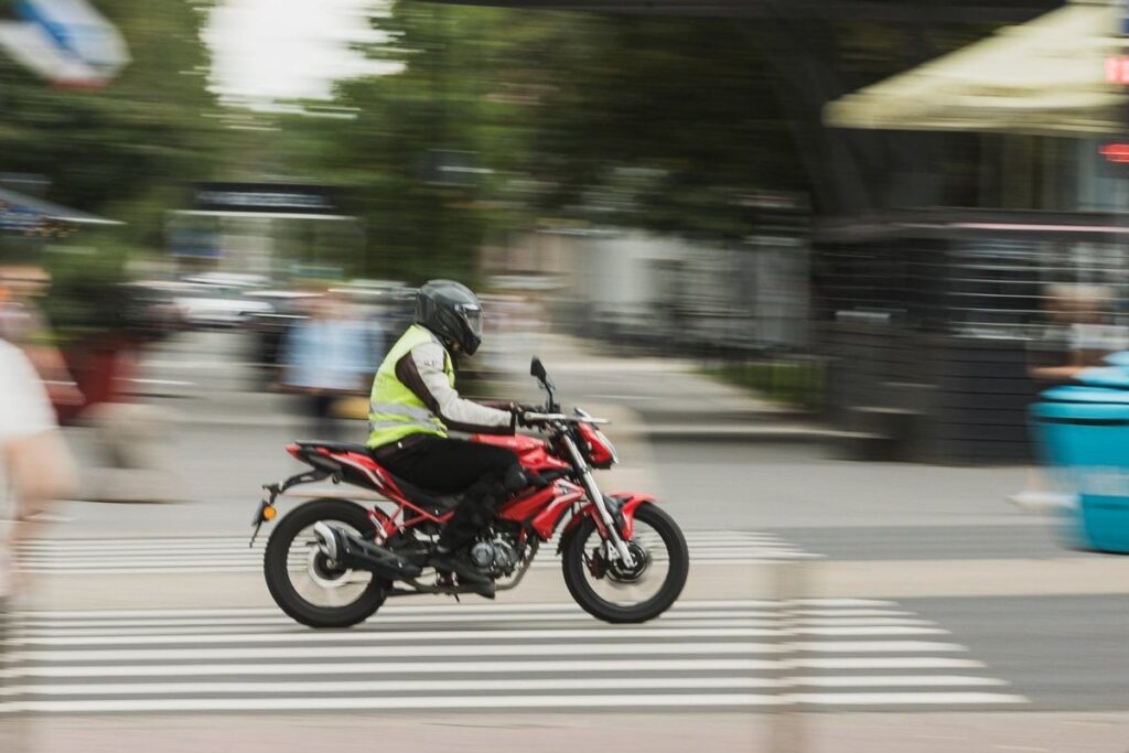 4月から、オートバイ運転免許証の買収が簡素化されます。トラフィックをより危険にしますか？