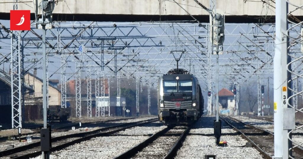 シサク貨物列車は赤を駆け抜け、最後の最後に乗客との衝突を避けます