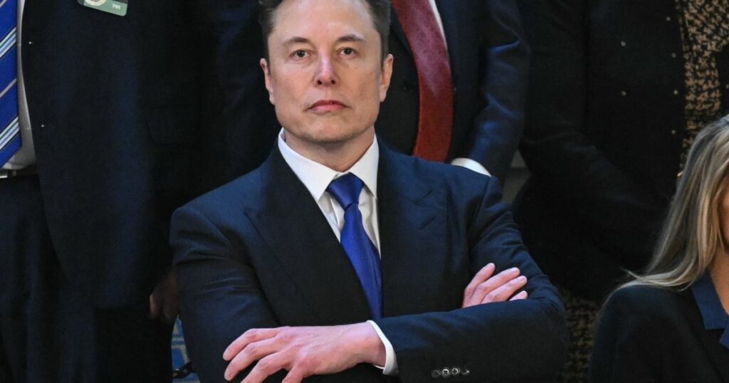 イーロン・マスクはウクライナを訪れた後、マーク・ケリー上院議員を「裏切り者」と呼ぶ