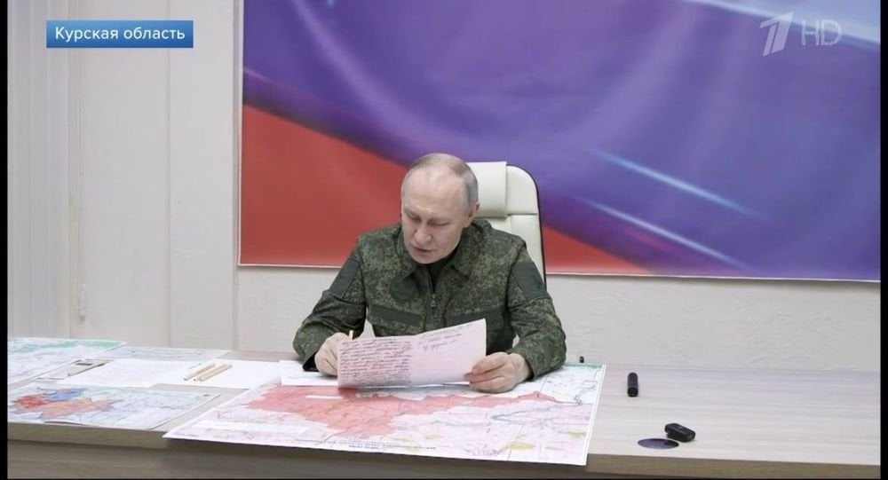 プーチンは、侵略の開始以来初めて軍服を着ているはずです。ロシアがどのように「平和にコミットしているか」と停戦を受け入れる可能性があることを示しているはずです。