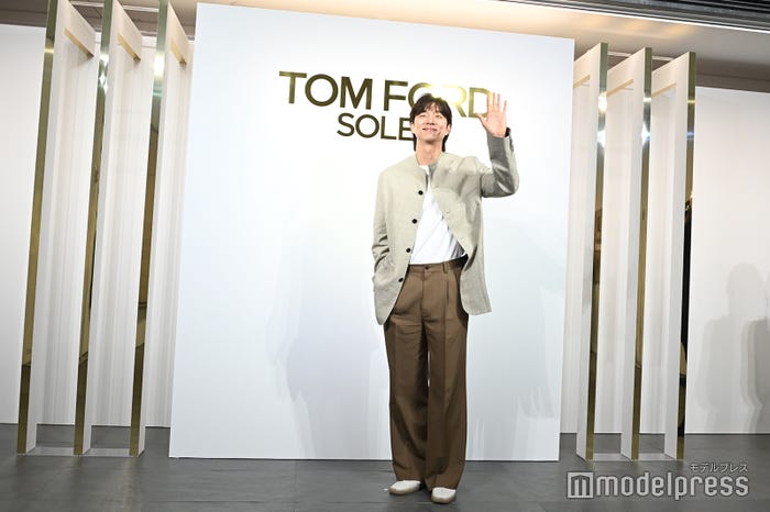 爽やかに手を振るコン・ユ（C）モデルプレス
