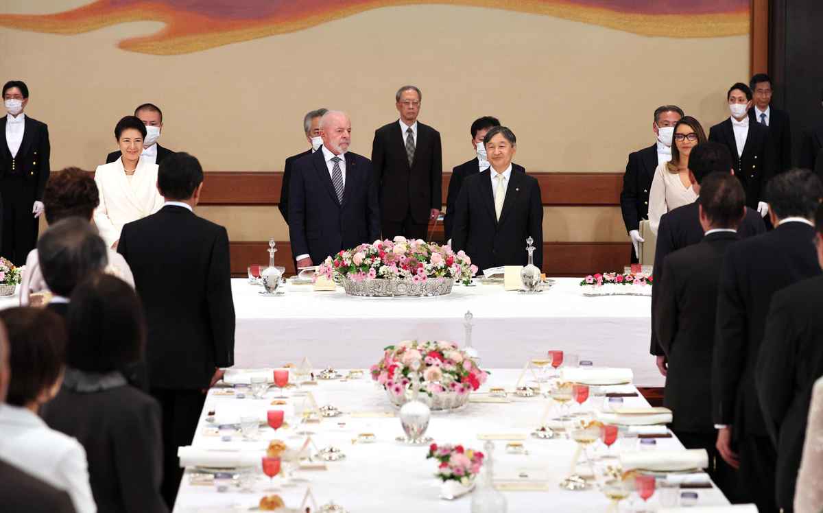 宮中晩餐会に臨まれる天皇、皇后両陛下＝25日午後、皇居・宮殿「豊明殿」