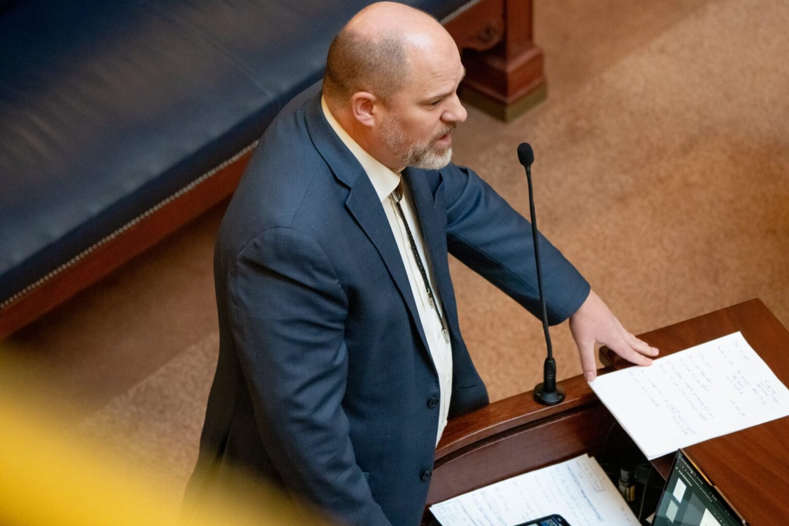 ユタ州上院議員は、彼が共和党を去り、ユタ州のフォワードパーティーに参加することを発表します。