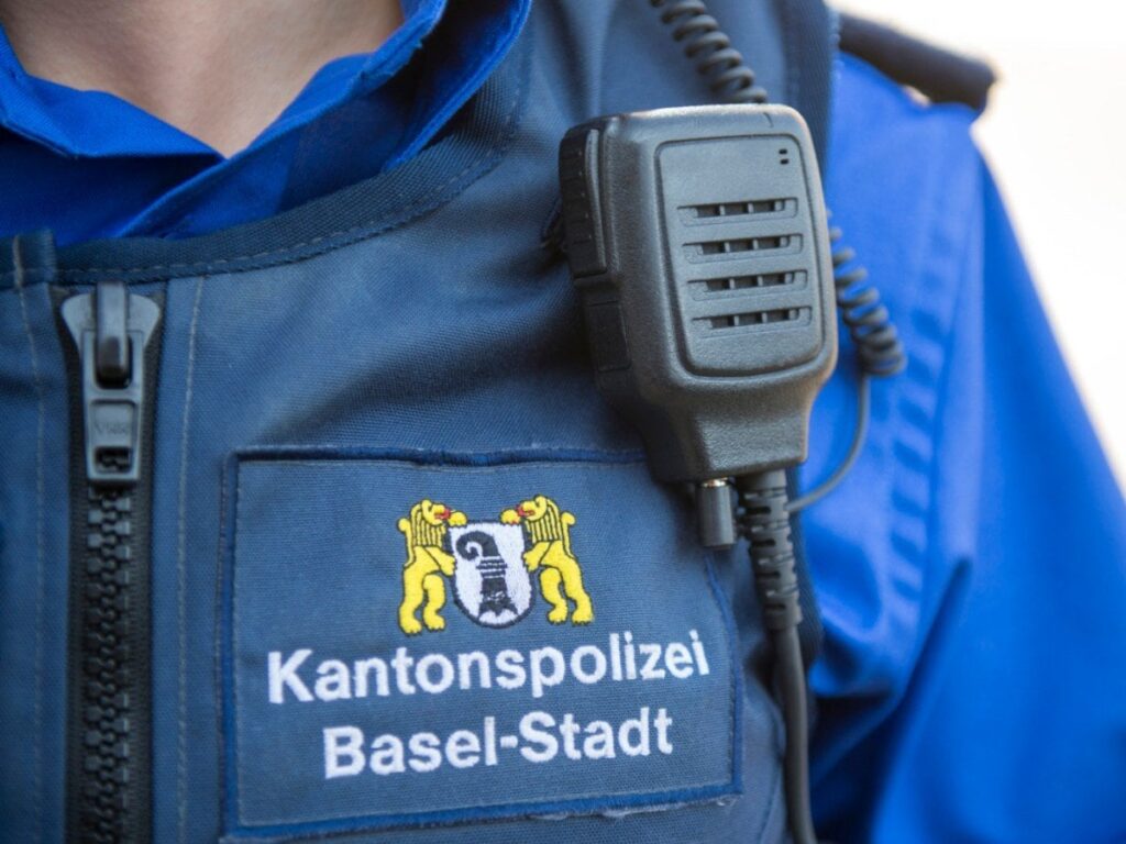 スイスの警察官は、ヒトラーがWEFで敬礼した後に解雇されました