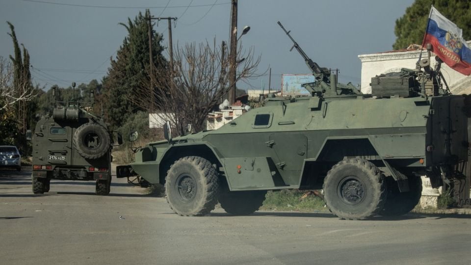 EUはロシアに対する制裁を解除する前に完全な軍事撤退を望んでいます。ブリュッセルは、ウクライナからの完全なロシアの撤退のみがモスクワが解除または修正されたEU制裁をもたらし、米国大統領のドナルドトランプ大統領が迅速な停戦契約を希望すると述べています。