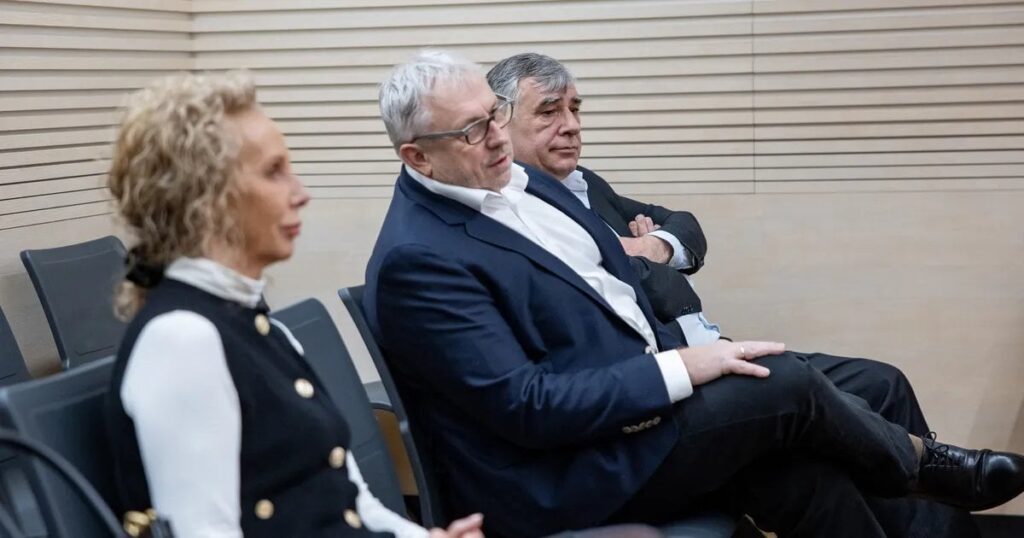 裁判所は、カルティ・クラハトに条件付き囚人に宣告した