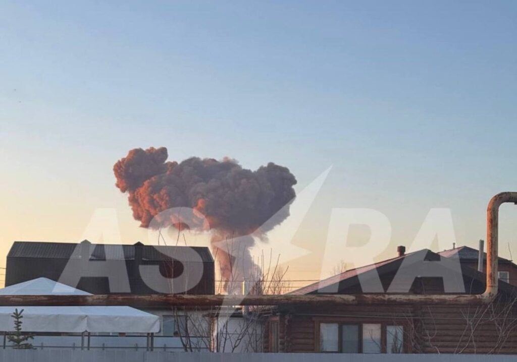 エンゲルスの爆撃機ベースは、サラトフ地域に対する最大のドローン攻撃を標的としています。エンゲルスは、ウクライナのストライキに関与しているTU-160とTU-95msの長距離戦略的爆撃機を住んでいます。飛行場は、ウクライナの国境から614 kmに位置しています。