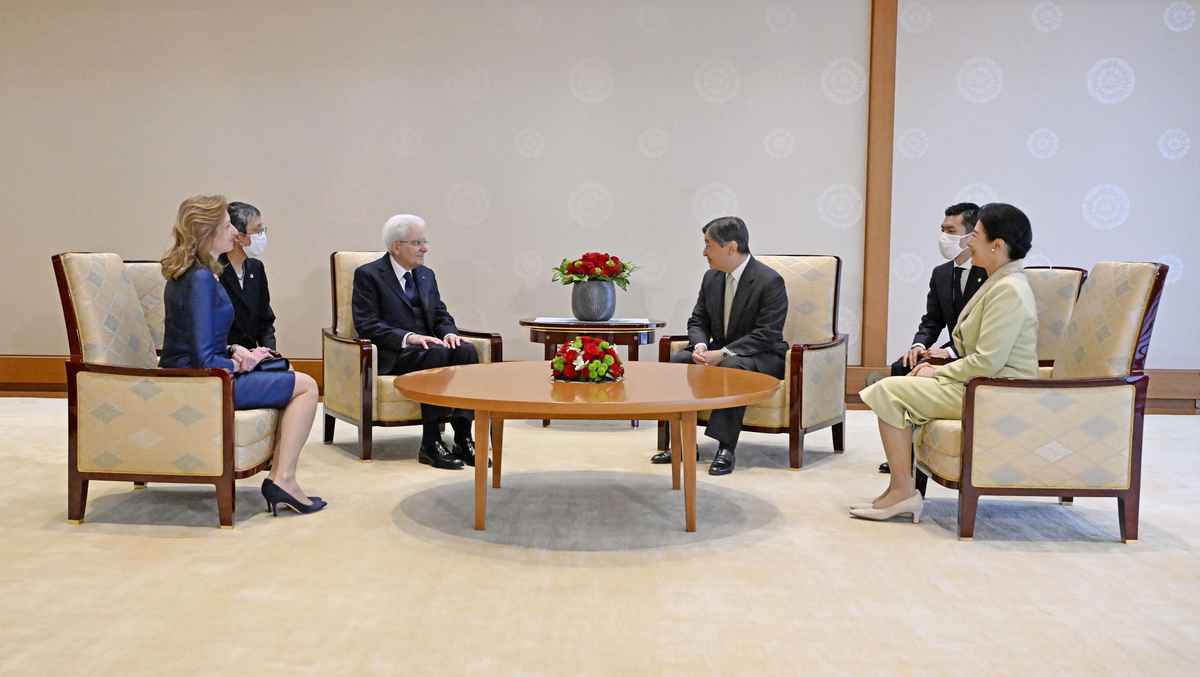 イタリアのマッタレッラ大統領（中央左）と会見される天皇、皇后両陛下＝4日午前、皇居・宮殿「竹の間」