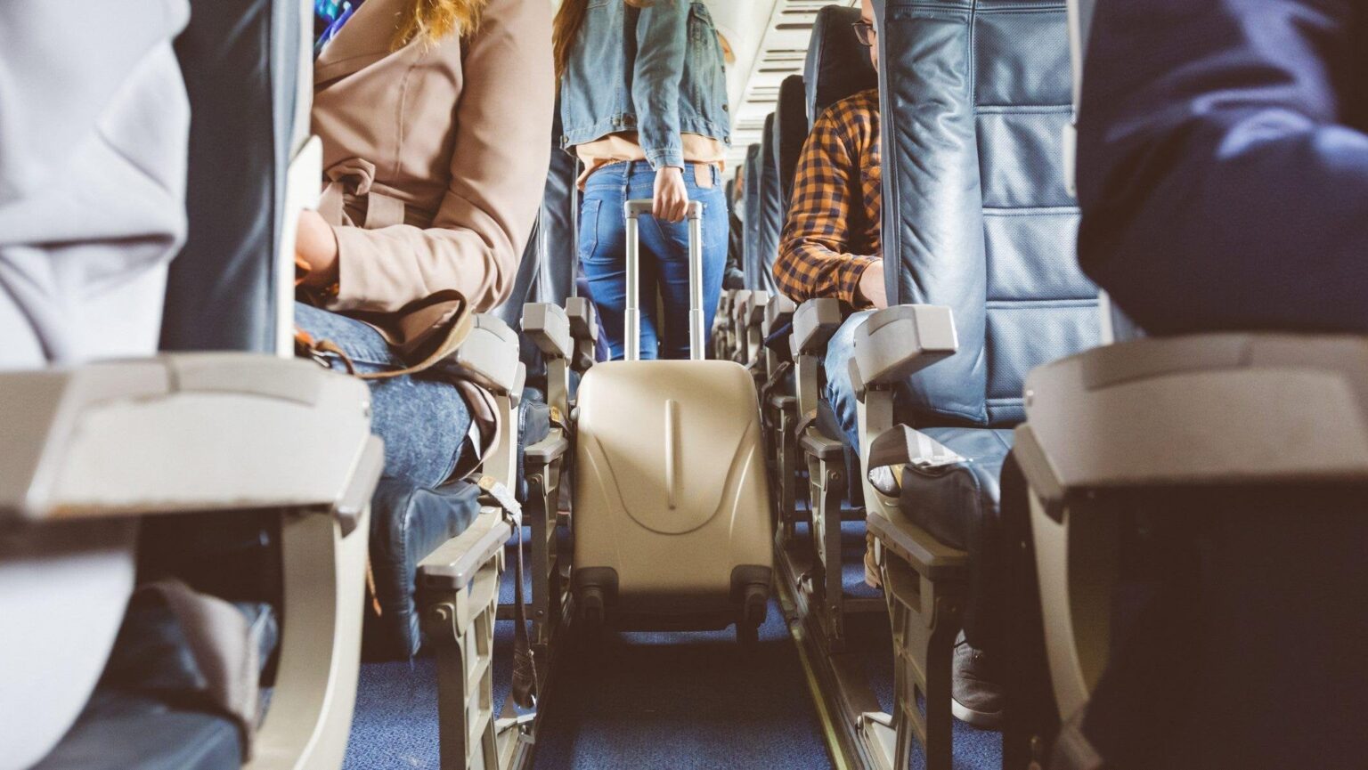 飛行機内で女性が服を脱ぎ捨て全裸になる事件が発生　絶叫しながら走り回る異常事態に乗客は大混乱　その緊迫の瞬間