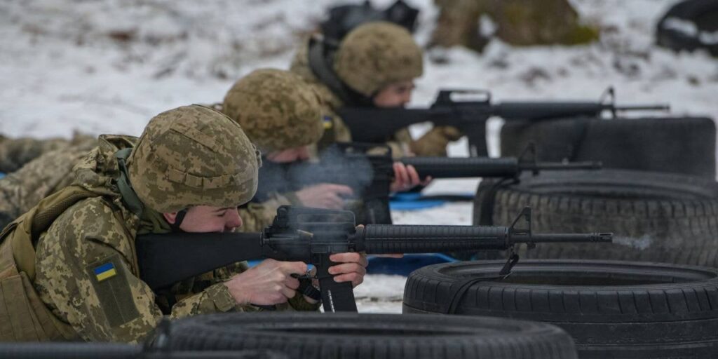 米国はウクライナへの武器の流れにブレーキをかけている：トランプ政権はウクライナへの新しい武器販売の資金調達を停止し、米国の備蓄からの凍結兵器出荷を検討しており、ロシア軍との戦いで重要な時期に戦う能力を脅かす動きを動かしている