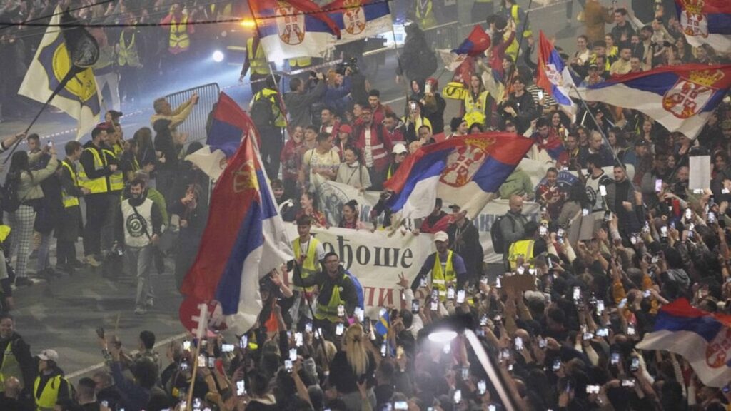 Vucic大統領の政府に対するベオグラードでの数万人の抗議| EuroNews