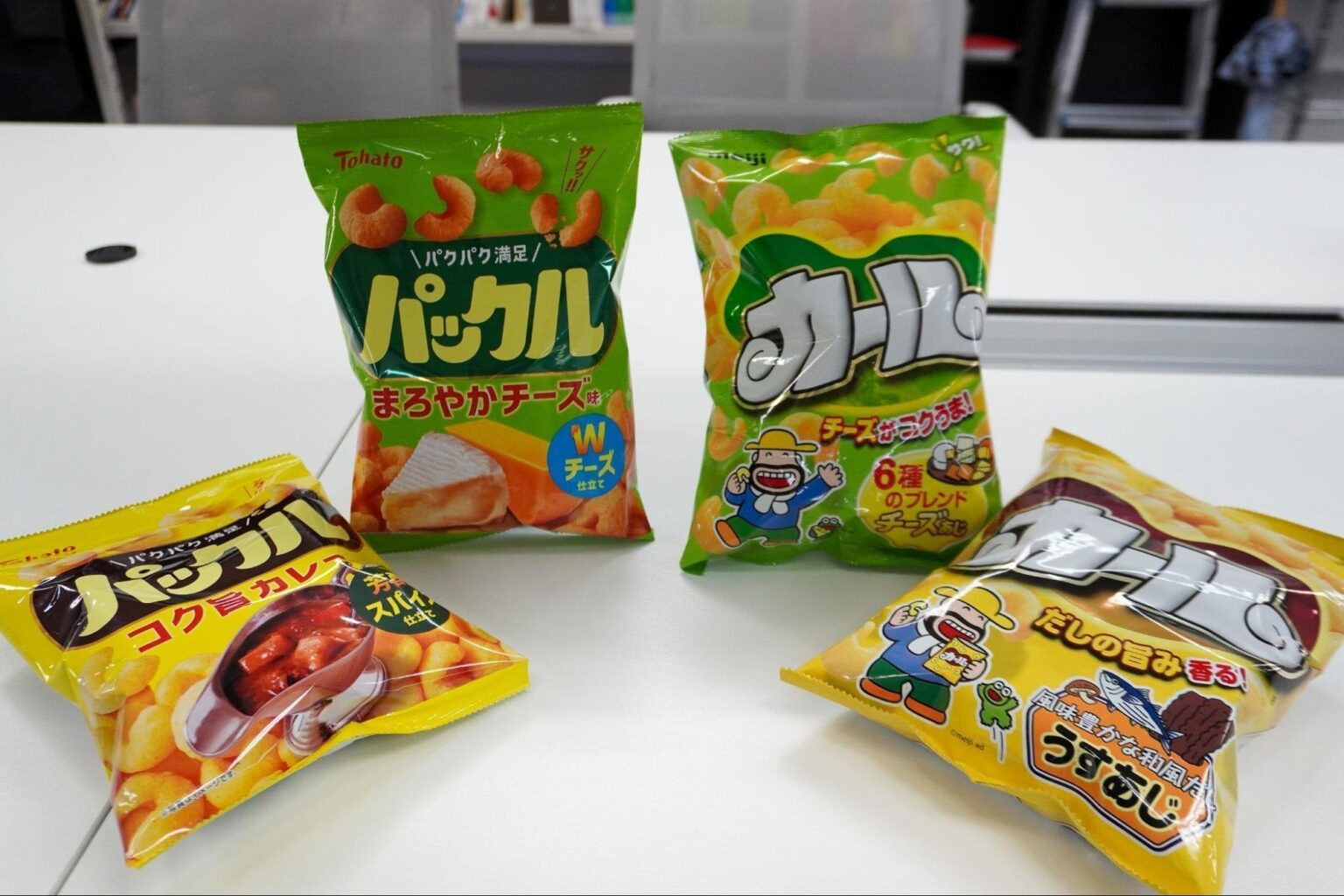 東ハト新商品「パックル」が「カール」に激似と話題 法的にはセーフorアウト？弁護士の見解は…