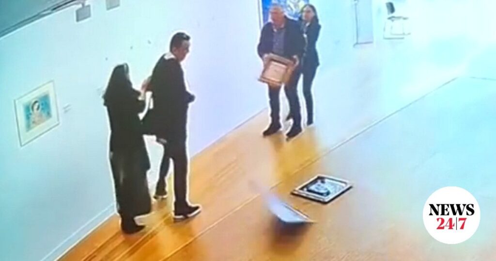 ナショナルギャラリー：「勝利」MPが展示を壊す瞬間