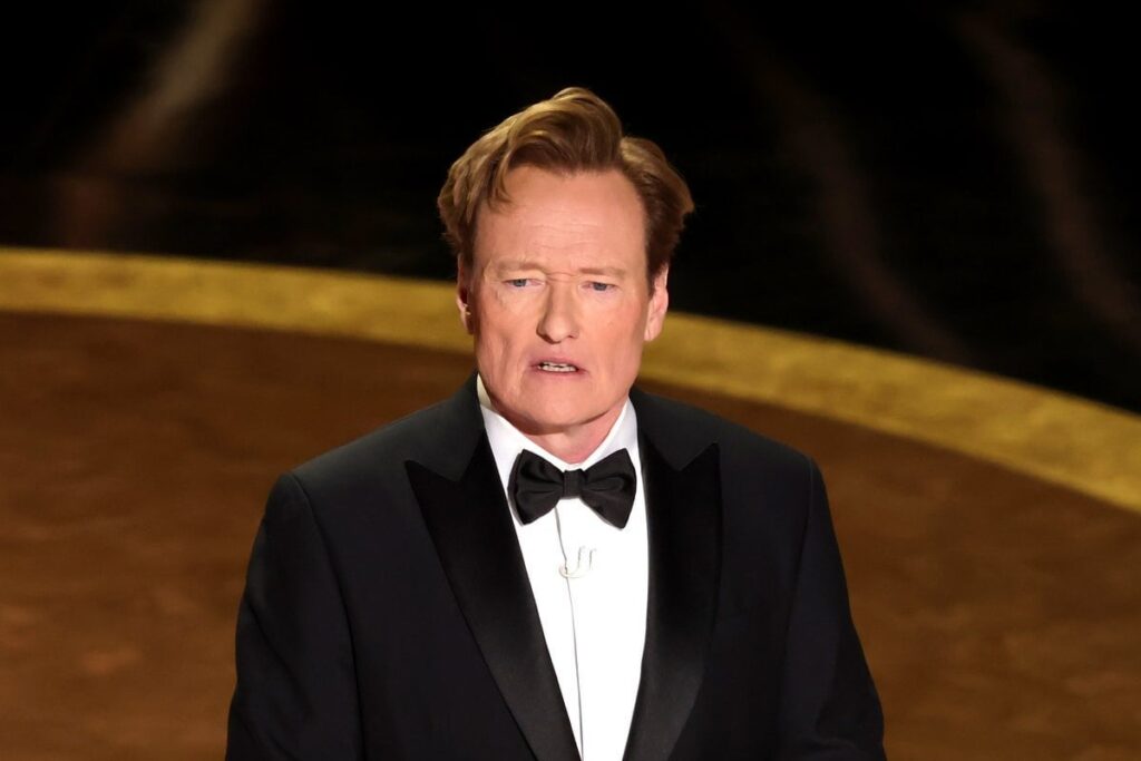 オスカーのホストコナン・オブライエンは、「強力なロシア人に立ち向かう」ことについての亀裂のために圧倒的な拍手を引きます