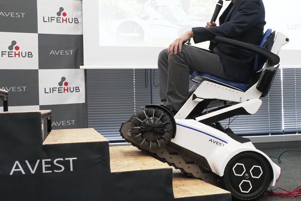 階段のぼれる電動車いす型モビリティ 補助なしで電車やバスにも