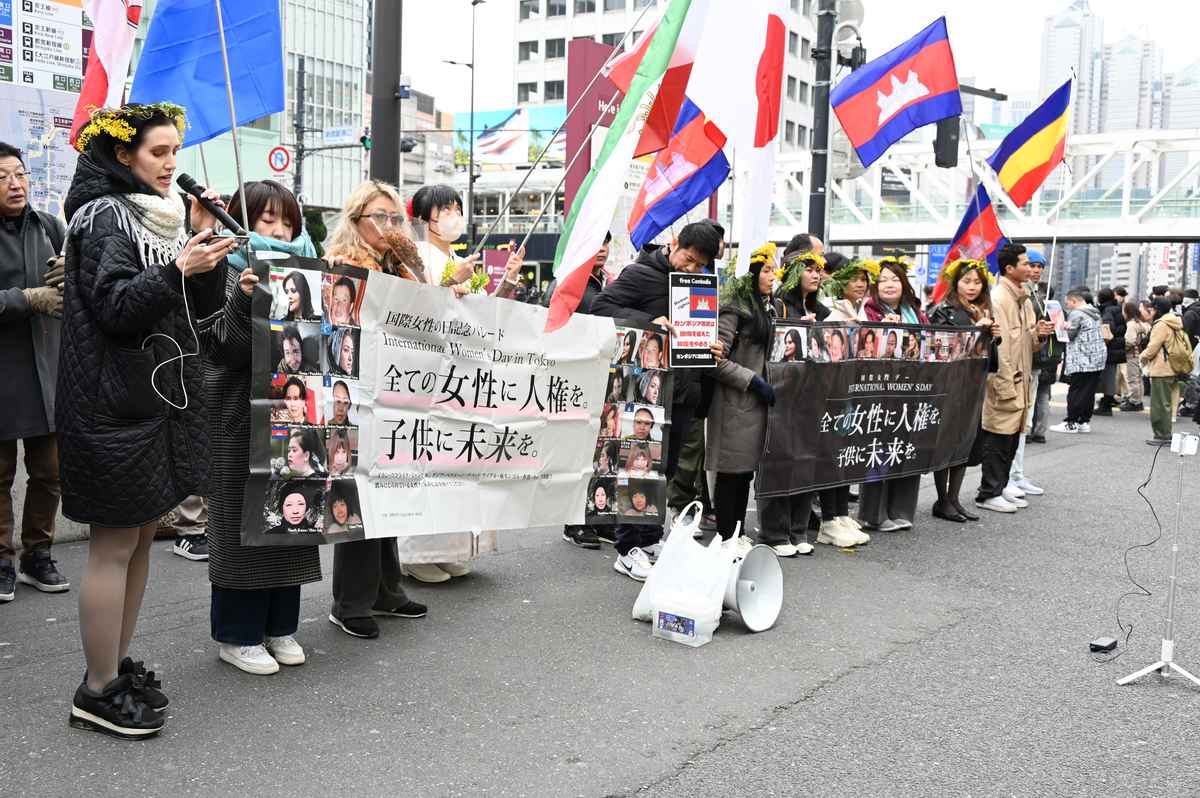 母国の人権状況について訴えるベラルーシ人女性（左端）＝8日午前、東京都新宿区（奥原慎平撮影）