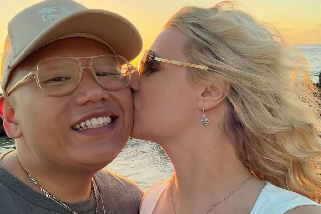 ジェイコブ・バタロンは、スパイダーマンの共演者であるトム・ホランドとゼンダヤ自身の婚約の2か月後に婚約しています