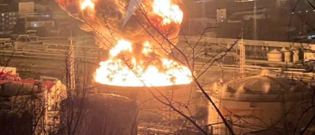 爆発後、ロシアのチュプスオイル製油所に大規模な火災が広がっています。ロシアのクラスノダル・クライの頻繁に襲われたチュプスオイル製油所は、ドローンまたはミサイル攻撃の推測により、報告された爆発の後、大規模な火災に包まれています。