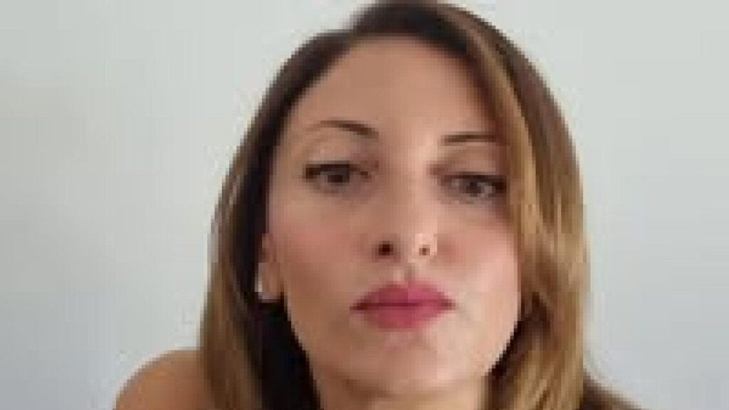 Eurodepeutututa di Forza Italia Fulvio Martuscielloの秘書であるLucia Simeoneが逮捕されました。彼は、欧州議会へのホーウェイ事件の調査において、犯罪協会、リサイクル、腐敗に対応しなければなりません