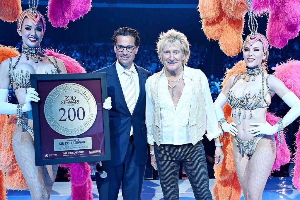 80歳のロッド・スチュワートは、ウィスキーとジョークをショットし、200回目のベガスのレジデンシーショーを演奏するときに「まだ成長している」