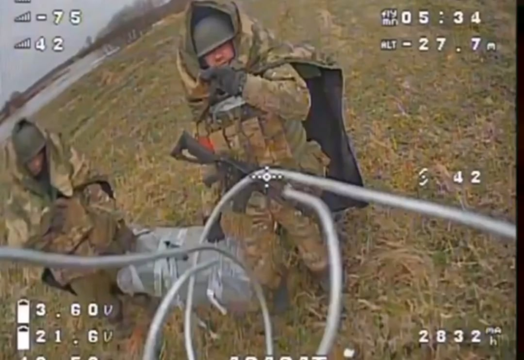 ウクライナの狂信グループは、物資を運んでいる間、じっと立っている2人のロシアの兵士を襲った。 （2025年3月15日に公開）
