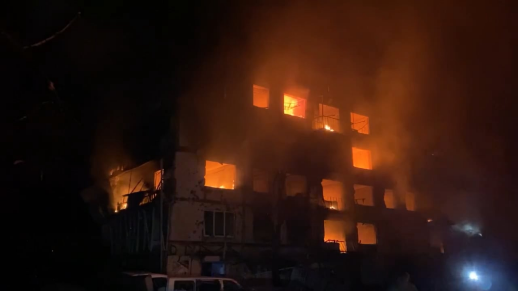 11人が死亡し、30人がロシアのドブロピリアの町に対する攻撃の結果、クラスタリングの軍需品兵器で死亡しました。
