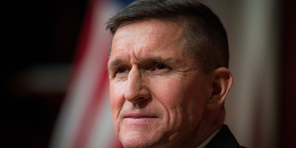 「私たちは歩きます」：マイク・フリンは、彼がプーチンを受け入れるように呼びかけながらNATOを「過去のこと」と言います