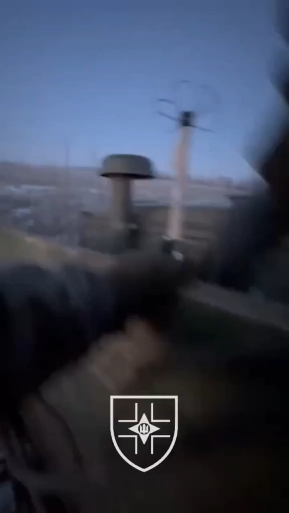 第28旅団のウクライナ兵士は、ロシアの繊維光学的FPVドローンを見つけたとき、EWが装備したトラックで後部に向かっていた。彼らはすぐにショットガンをつかんで撃ち落としました。