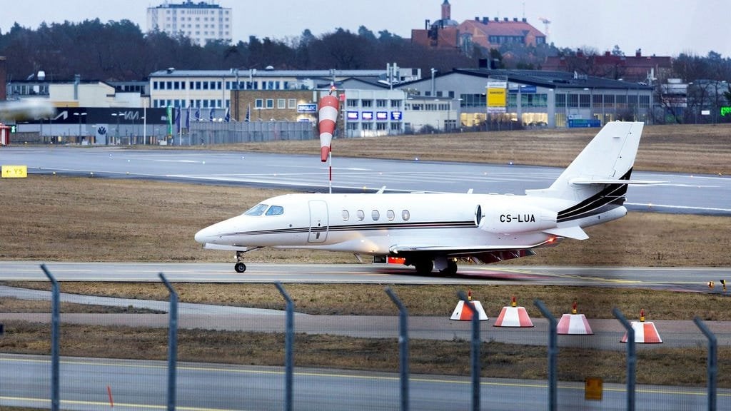 ブロマ空港に残ったほぼプライベートフライトのみ：「パグと一緒に行く」