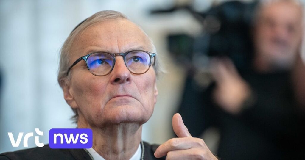 脱税の疑いで裁判官の前の弁護士ハンス・リーダー