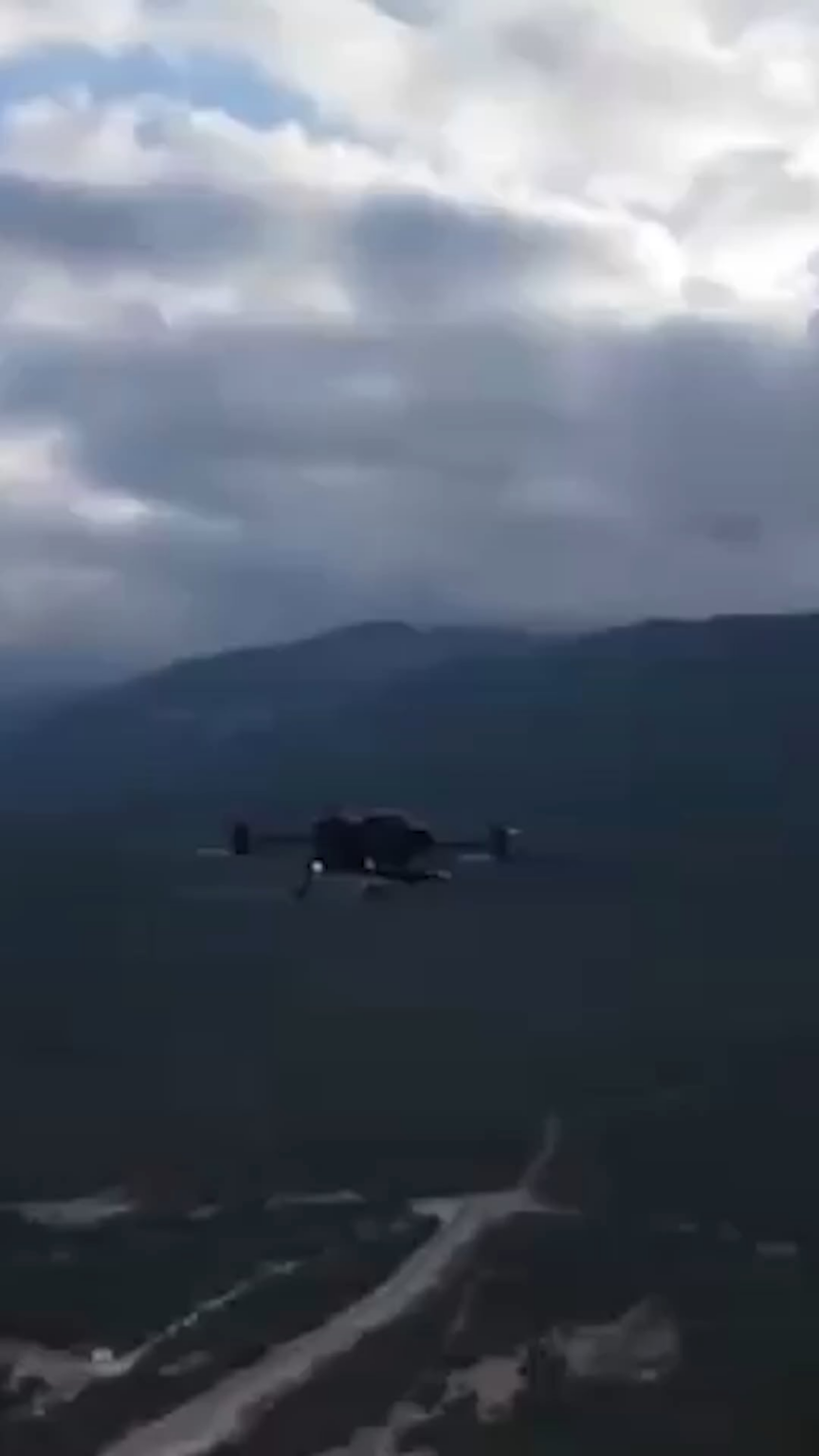 ウクライナのエンジニアは、UAVに航空機ミサイルを装備しています。このデバイスには、戦闘機で使用されるガイドレールが装備されていました。以前、ウクライナのガンスミスはショットガンと火炎放射器UAVを開発しました。ほとんどのドローンは現在、ウクライナで製造されており、パートナー諸国が生産に資金を提供しています。