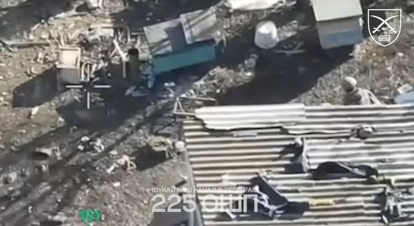 ウクライナ人は地下室でのロシアの地位を排除しようとしましたが、すべての手rena弾を使い果たしました。幸いなことに、地下室は養蜂家の隣にありました... [225th Assault Regiment, Pokrovsk area, February 2025]