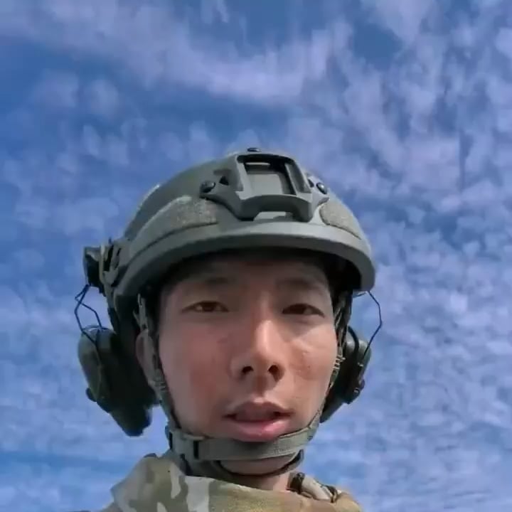 ロシアの同僚が車に乗っている間、中国の兵士は歩くことについて不平を言っています。これらの人たちはおそらくロシアから将来の対立でそれを使用する経験を得ています
