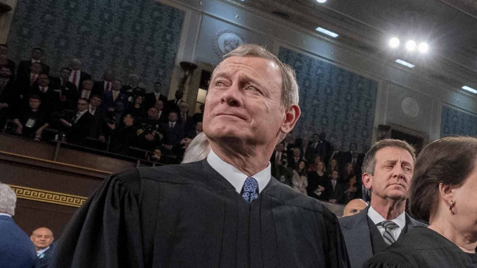 ロバーツ最高裁判事は、トランプを説明できない王にするための買い手の後悔を持っています