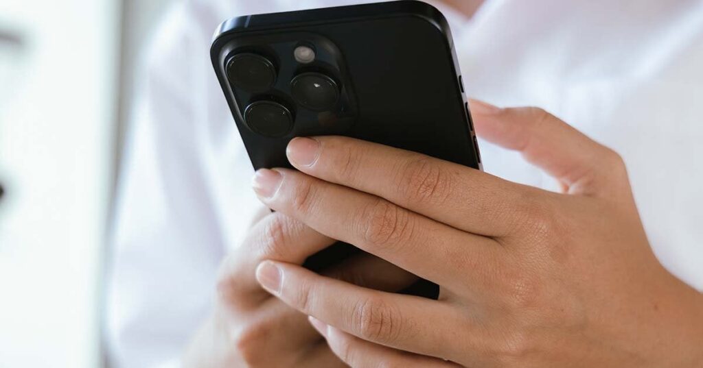 スマホなしは貧困の入り口？ 若者の8割が携帯ブラックで生活困窮
