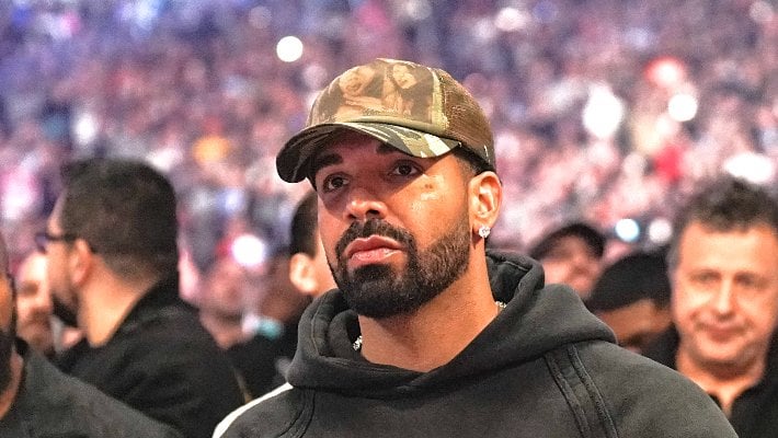 ドレイクはWWEのエリミネーションチャンバーマッチでファンに発見されましたが、テレビでは認められませんでした