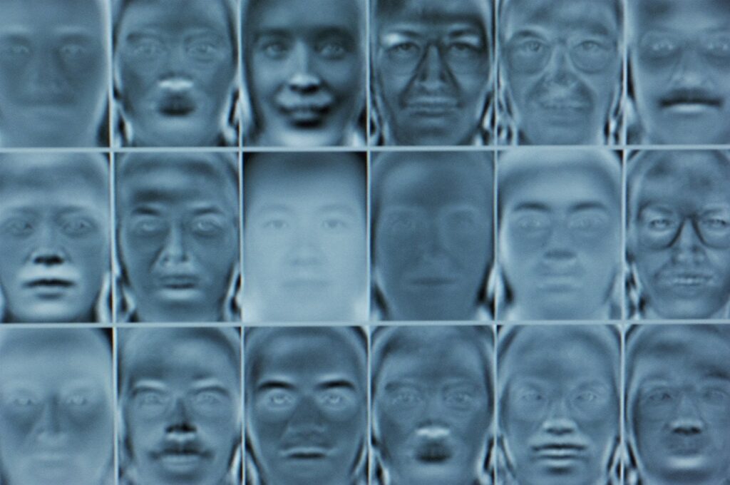 これから、警察は公共のカメラの画像の下で警察を罰することができます