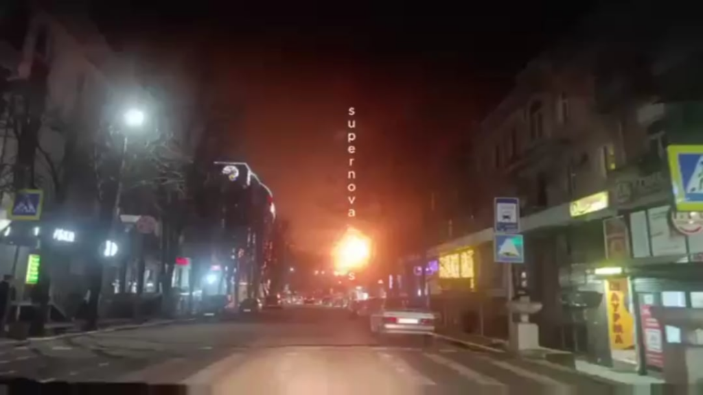 Tuapse Oil Refineryはまだ燃えています。 2025年3月15日