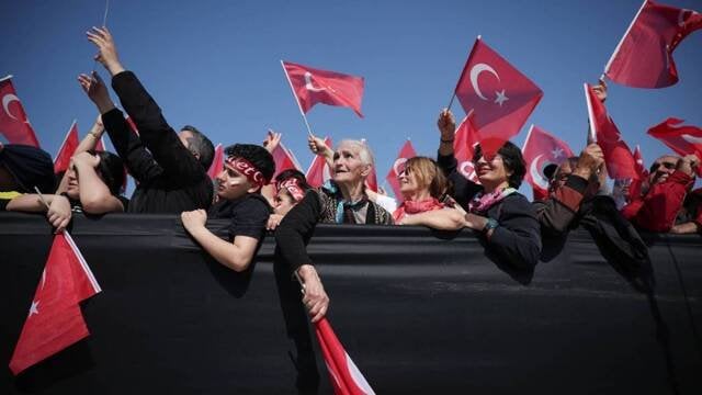 トルコ人の民主主義のための孤独な戦い