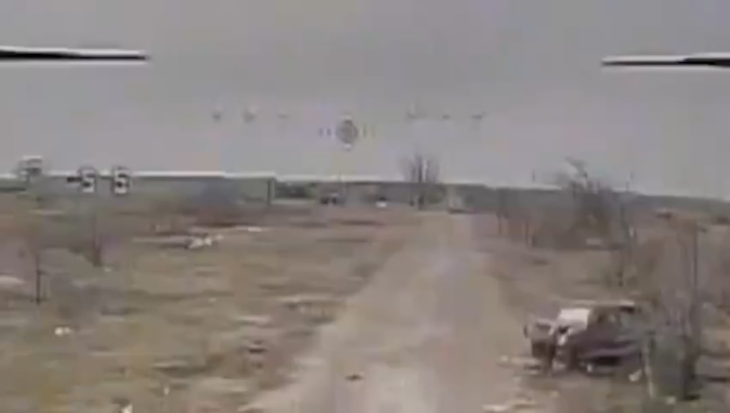 ロシアの3人の侵略者の監視後、ウクライナのドローンオペレーターは、ザポリジアの方向の建物にFPVドローンを発射しました。そこに保管されている弾薬とともに、3人の侵略者すべてが殺されました