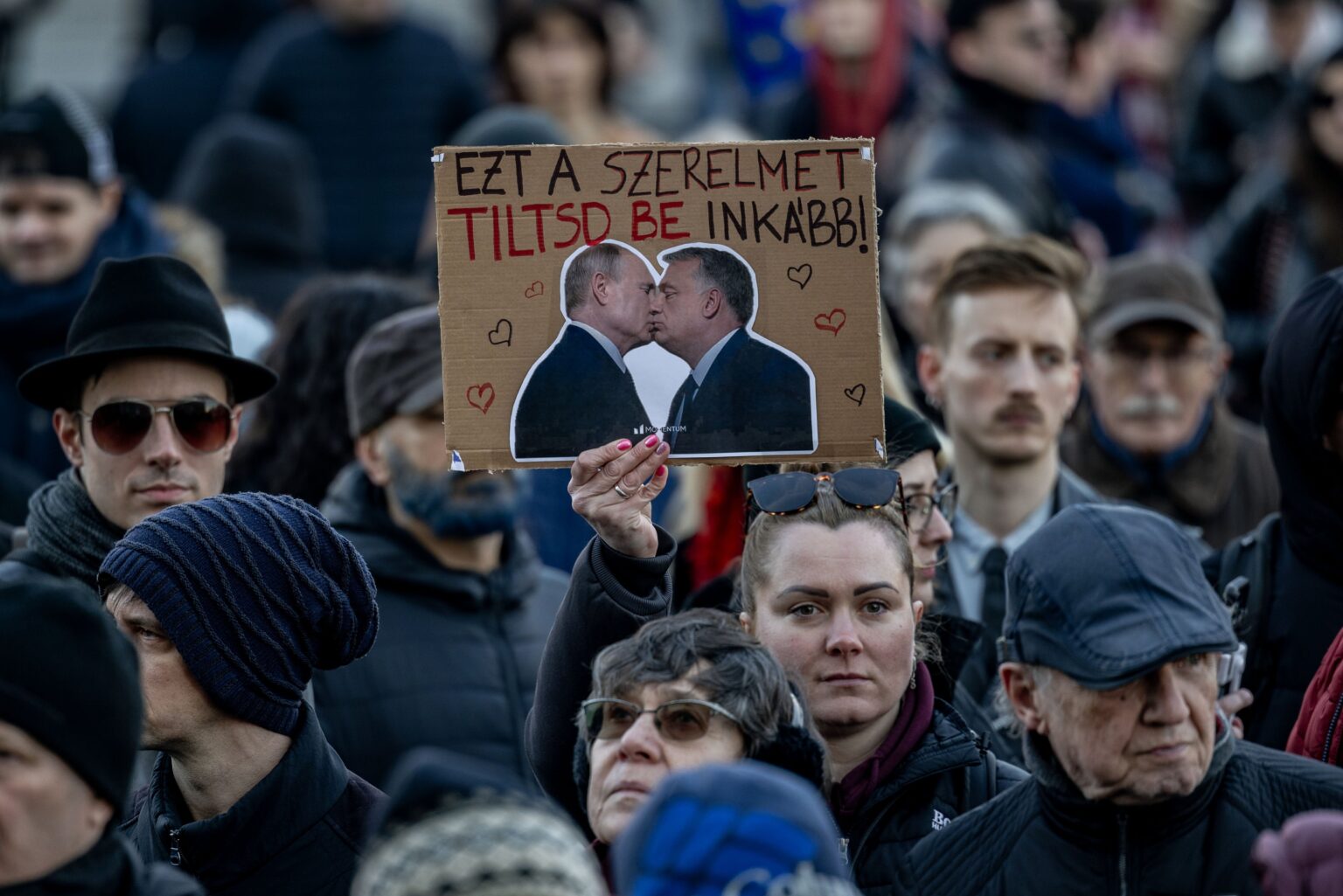 猛烈なハンガリーの議員は、PMが誇りを禁止した後、議会でオルバンとプーチンのキスをする写真を投げる