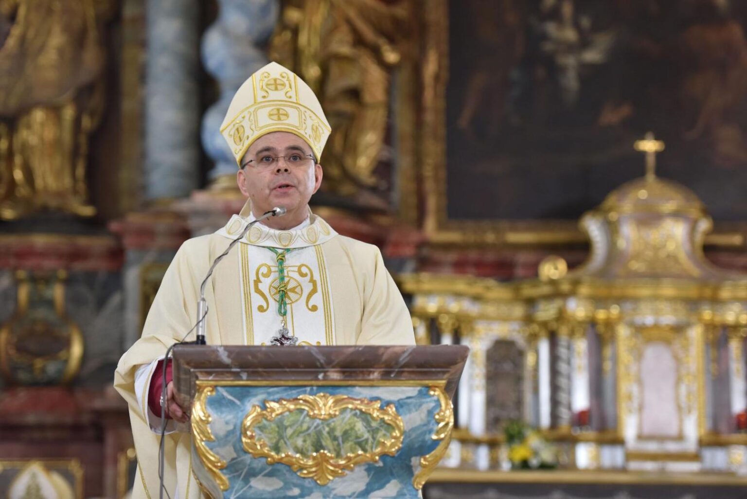 HRTの直接移転で、Bihの祭壇からのVaraždin、神ラドシュの司教は、地域当局を批判しています。彼は説明責任を求め、ニンジン、新しい悲しみとジャブラニカの悲劇、貪欲、腐敗を述べています。