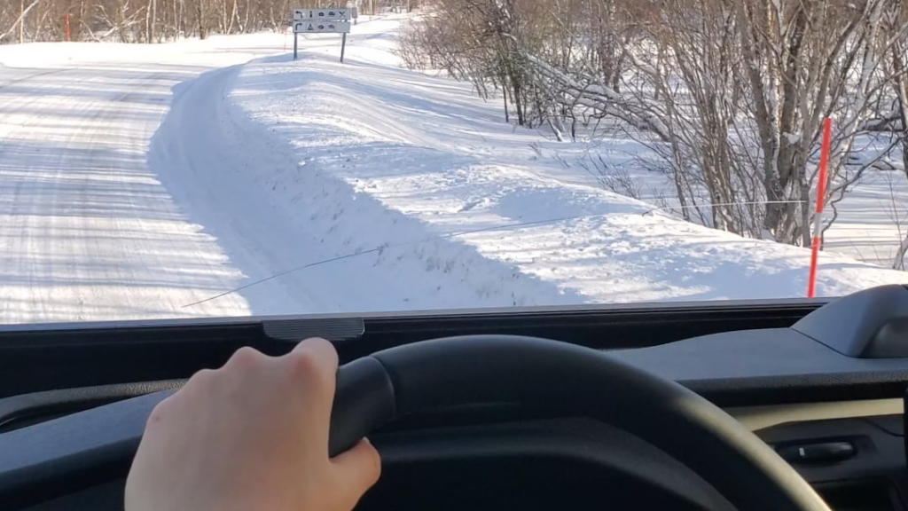 ひび割れたフロントガラスでノルウェーで運転することは合法ですか？