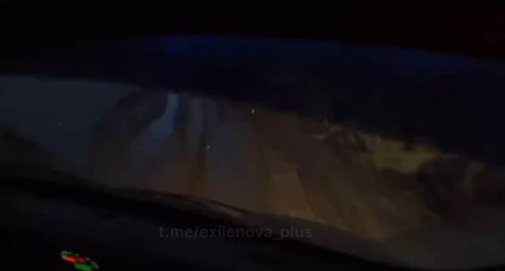 ロシアの車両が私のものにぶつかります。車内の兵士の一人によって記録されました。不明な場所または日付。