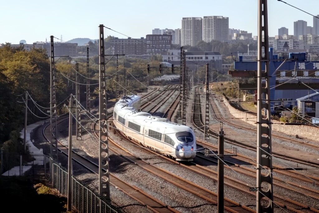 中国高速鉄道はなぜ昼間の運行でもライトをつけるのか―香港メディア