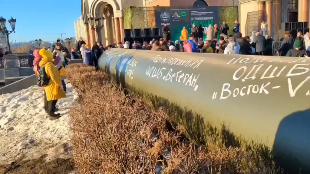 先月のスズダ近くの軍事作戦の失敗した軍事作戦で約800人のロシア兵が死に至ったガスパイプラインのレプリカをcraうんで並んでいるロシア人
